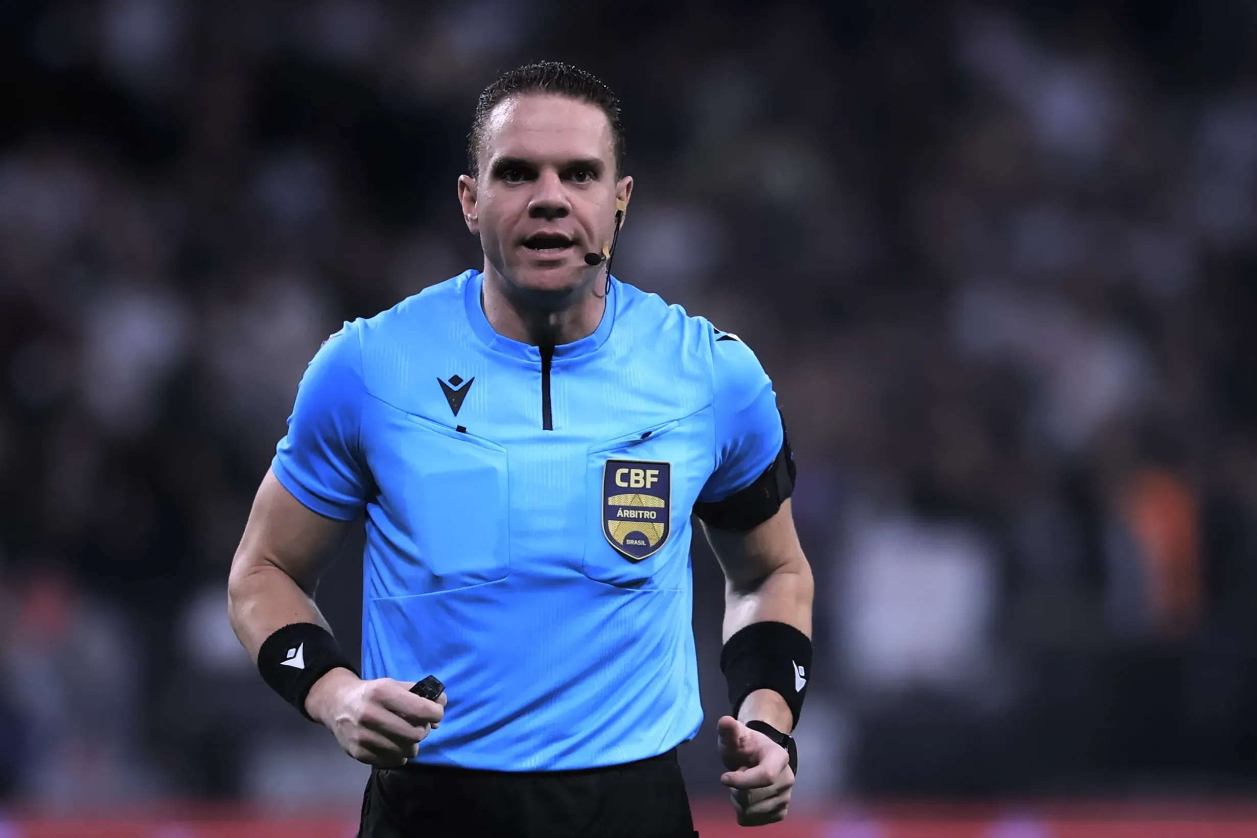 O arbitro Gustavo Ervino Bauermann durante partida entre Corinthians e Vitoria no estadio Arena Corinthians pelo campeonato Brasileiro A 2024.