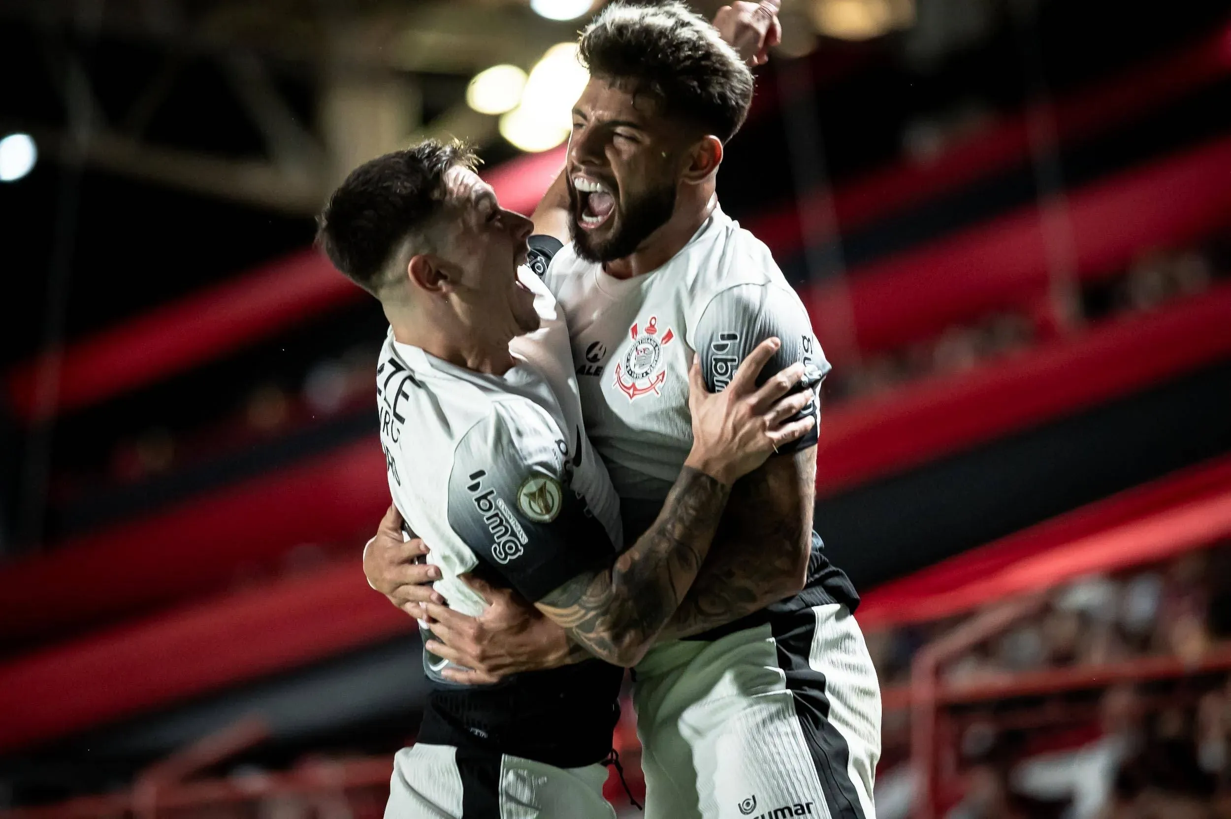 Garro e Yuri Alberto comemorando gol em partida contra o Atlético-GO. Foto: IMAGO / Alan Deyvid