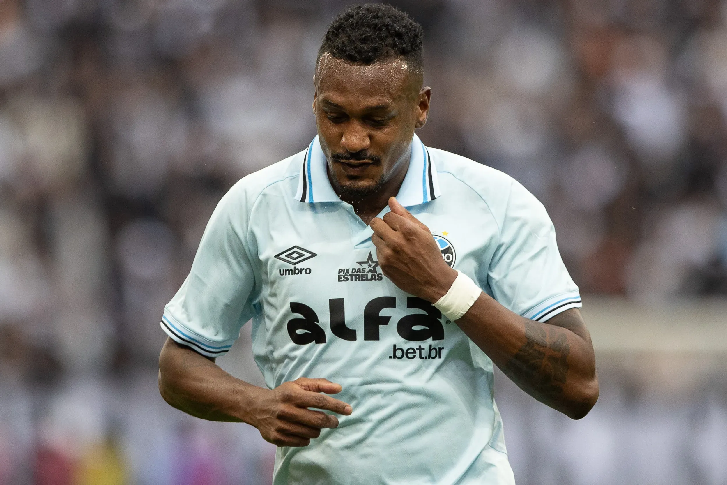 Edenilson é um que vive incerteza sobre seu futuro após a eleição de Odorico Roman no Grêmio – Foto: Joisel Amaral/AGIF