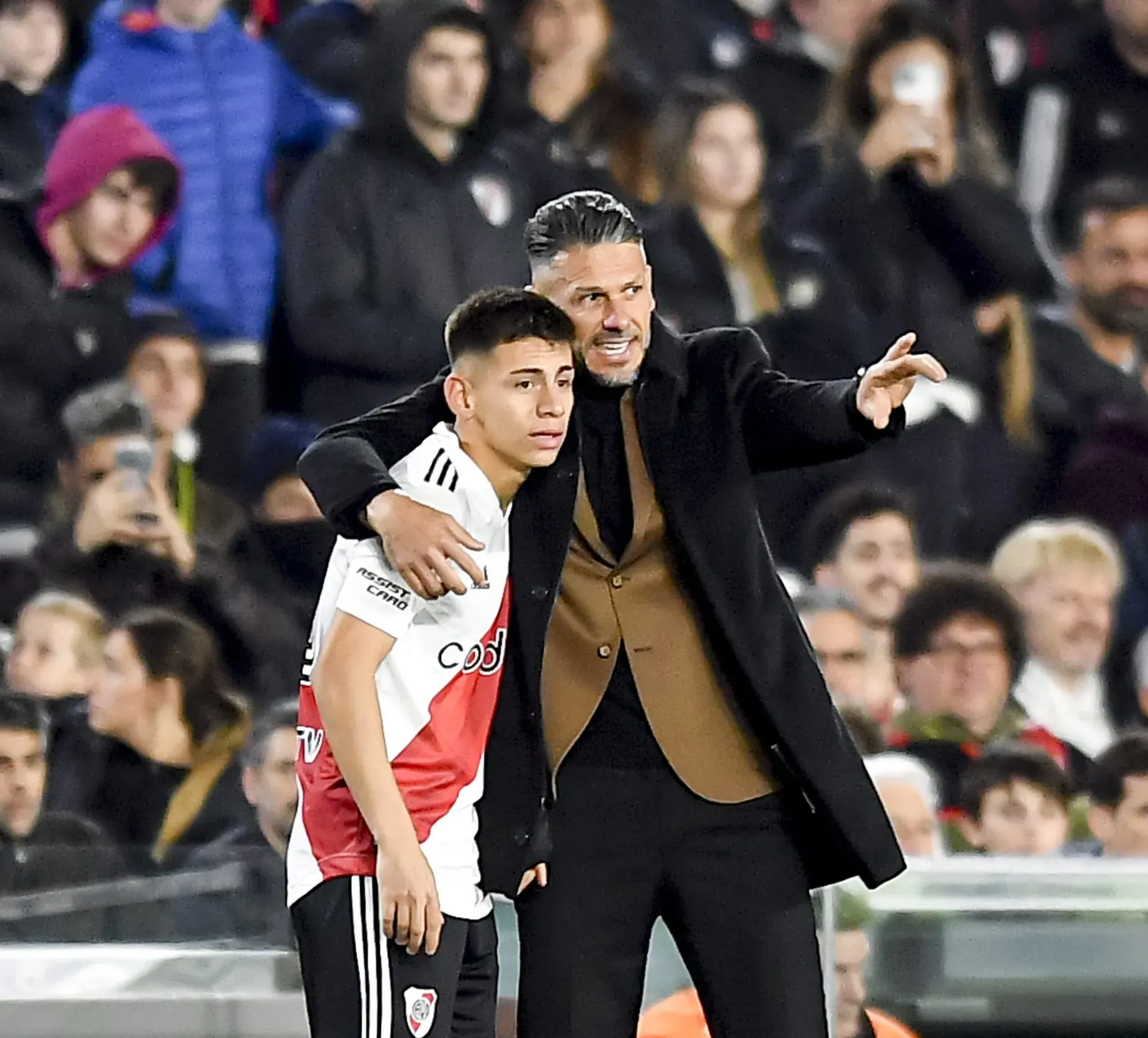 Martín Demichelis le da las últimas indicaciones a Echeverri previo a su debut. (Getty)