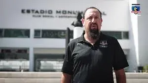 Ernesto Menchaca con la camiseta de Colo Colo