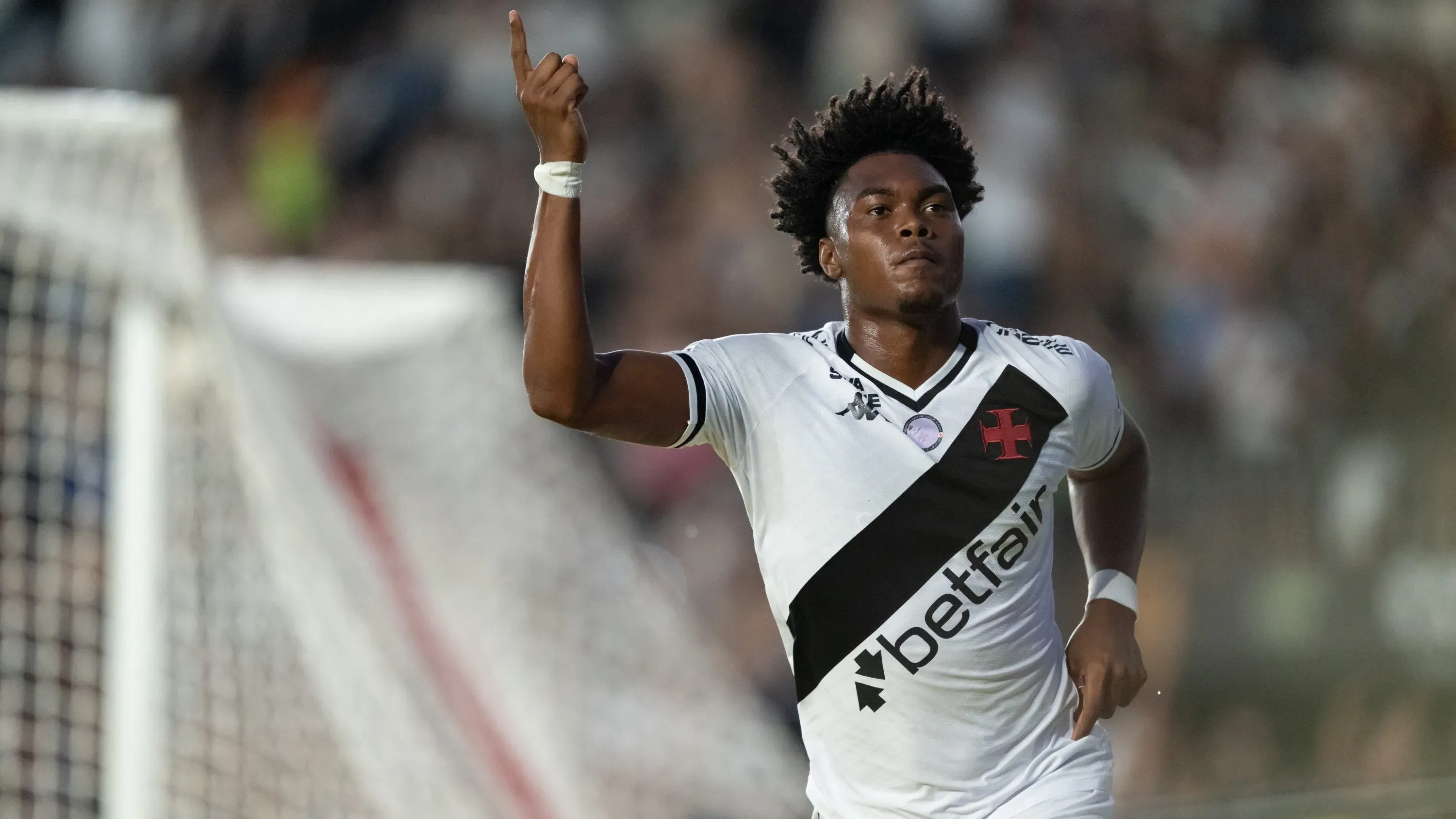 GB jogador do Vasco comemora seu gol durante partida contra o Vitória no estádio São Januario pelo campeonato Brasileiro A 2025. Foto: Jorge Rodrigues/AGIF