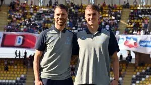 Los jugadores de la UC ya están en la cancha.