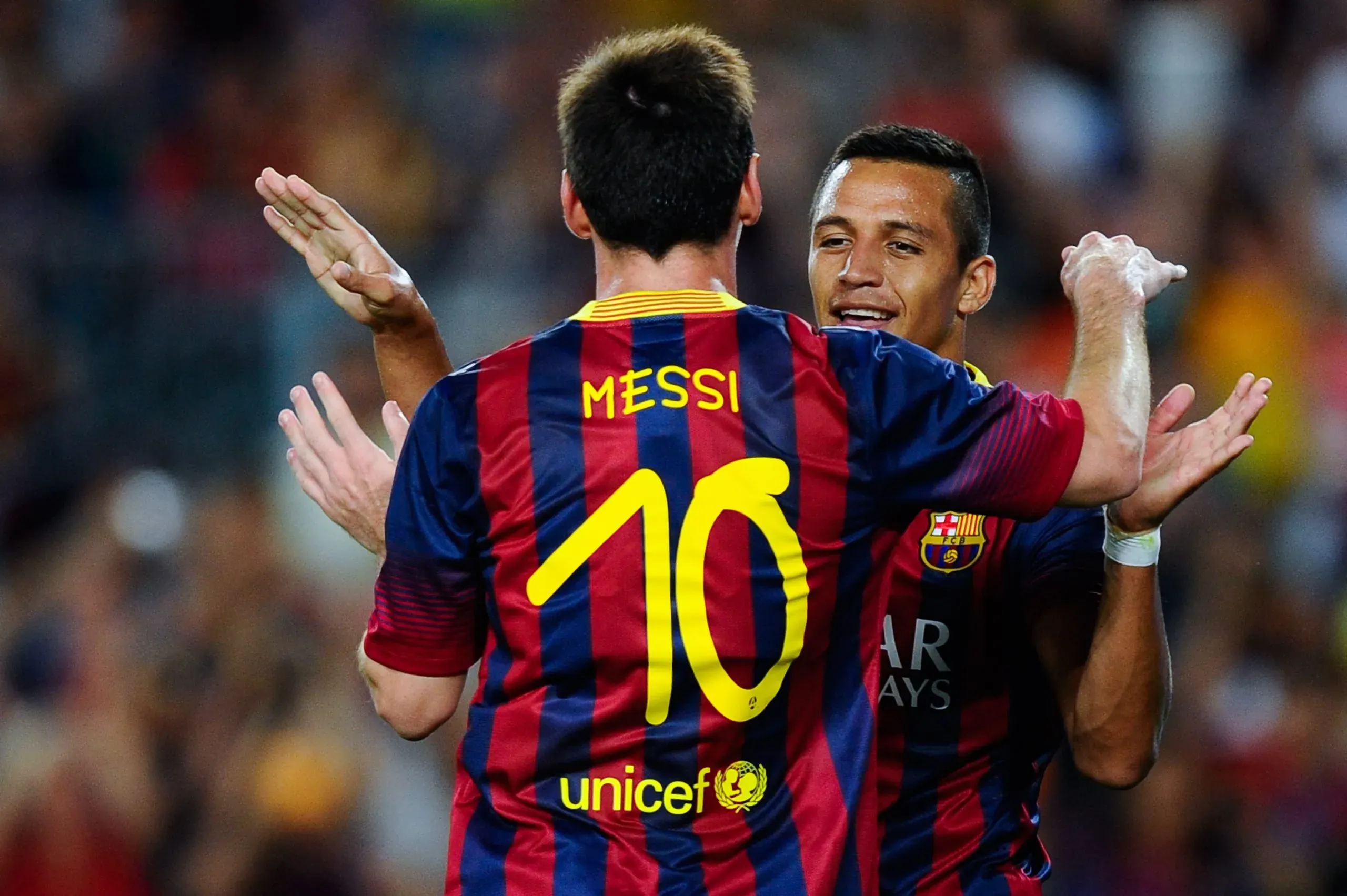 Alexis Sánchez e Lionel Messi comemorando gol na época em que jogavam no Barcelona. (Photo by David Ramos/Getty Images)