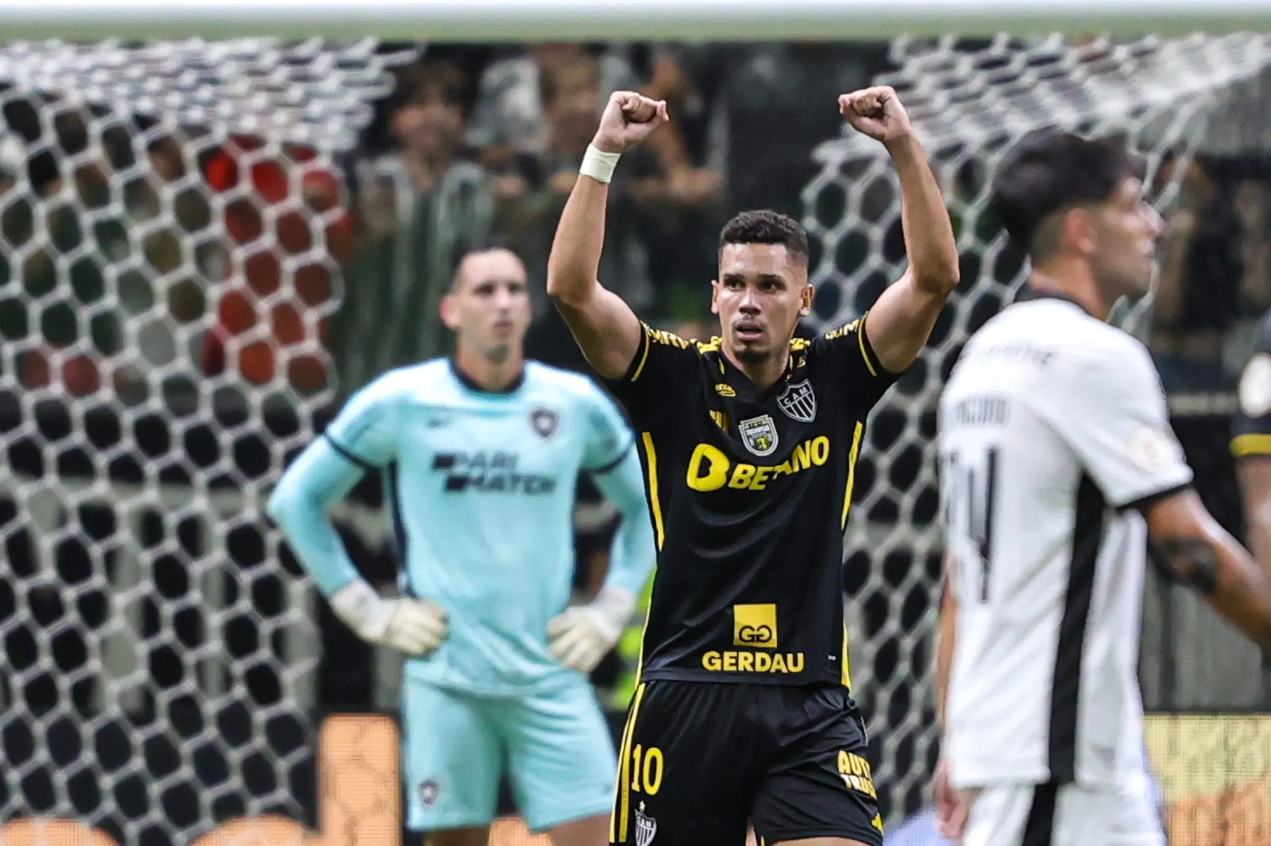 Paulinho jogador do Atlético-MG comemora seu gol durante partida contra o Botafogo pelo campeonato Brasileirão de 2023. Foto: Gilson Lobo/AGIF