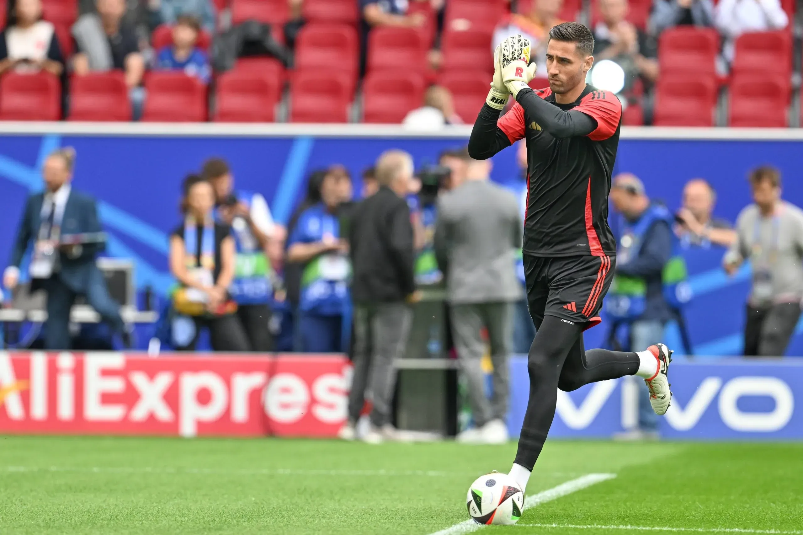 Koen Casteels, el arquero de Bélgica, realizando la entrada en calor. (Foto: IMAGO / Isosport).