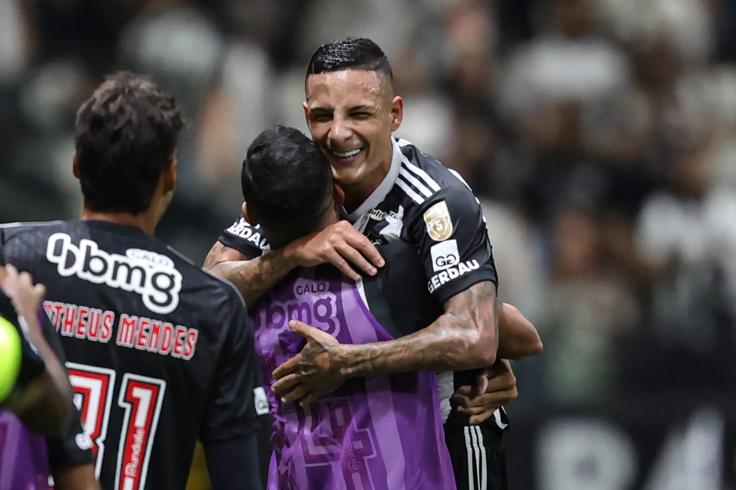 Guilherme Arana comemora gol na vitória do Atlético-MG sobre o Cruzeiro por 3 a 0 no primeiro turno do Brasileirão 2024 na Arena MRV. Foto: Gilson Lobo/AGIF