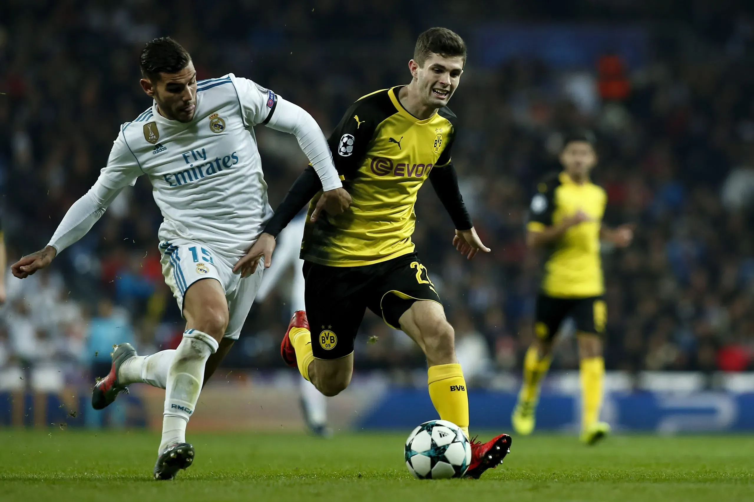 Real Madrid e Borussia Dortmund se enfrentando em 2017. Foto: Gonzalo Arroyo Moreno/Getty Images.