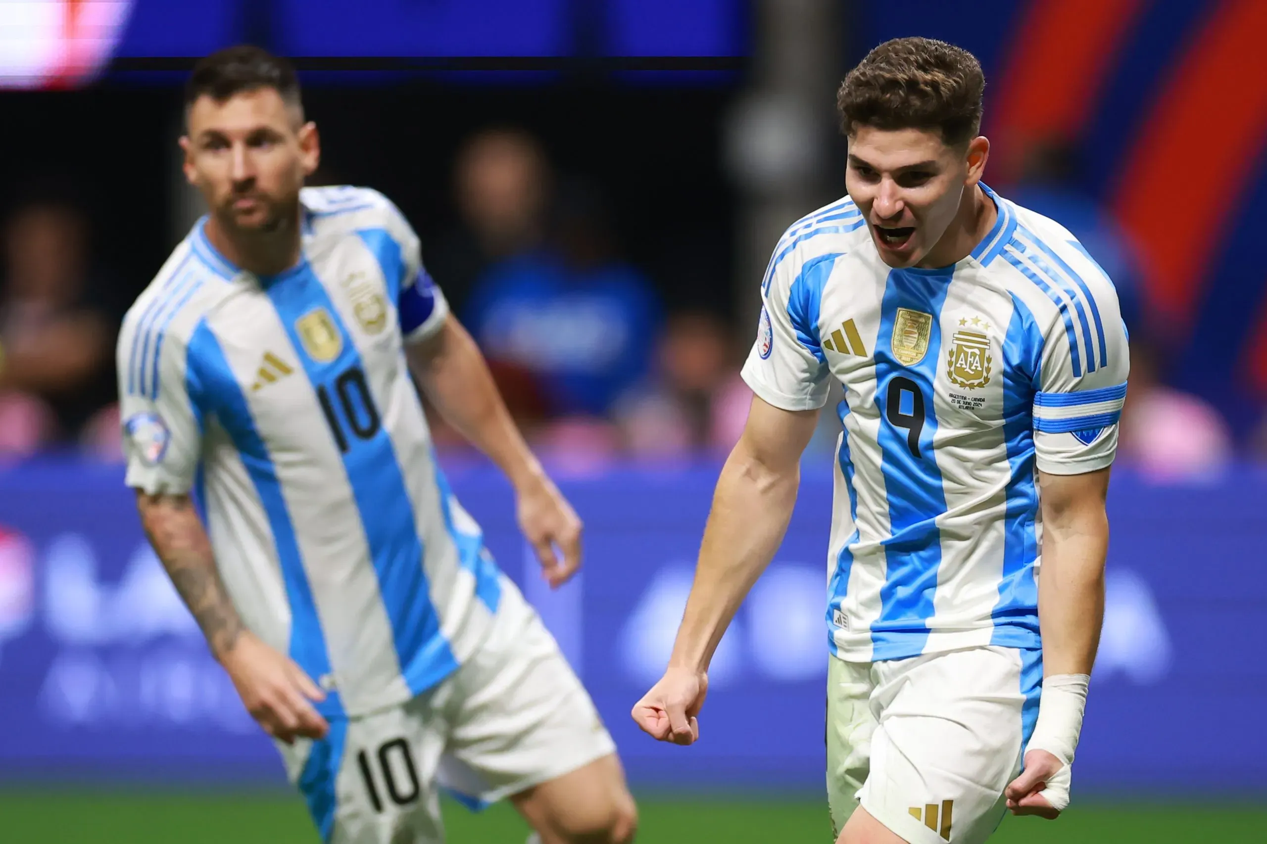 Messi e Julián Álvarez. (Photo by Hector Vivas/Getty Images)