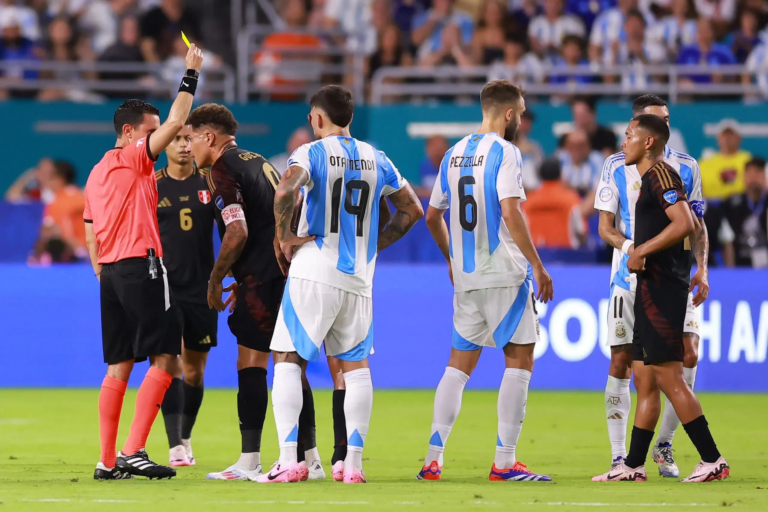 Árbitro Cesar Ramos aplicando cartão amarelo na partida entre Argentina x Peru. (Photo by Hector Vivas/Getty Images)