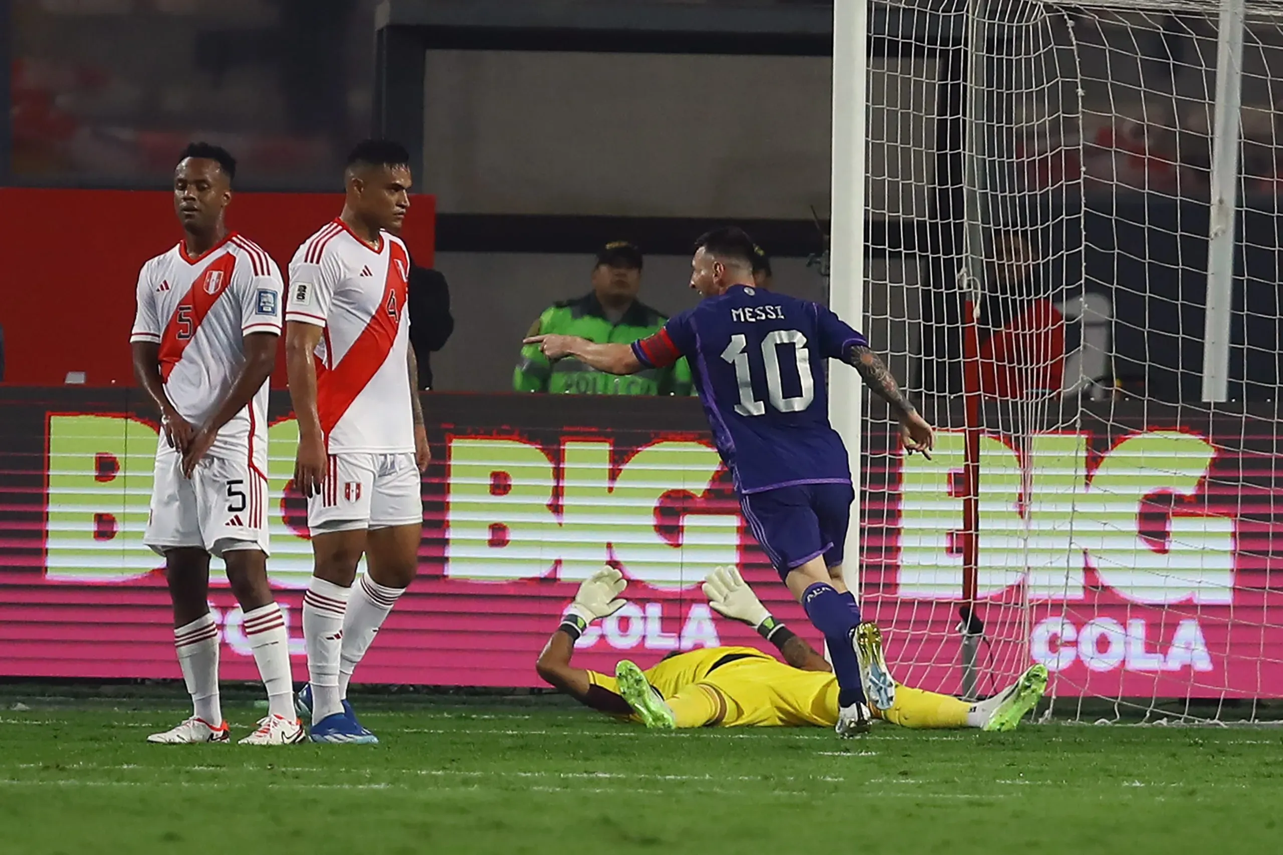 Lionel Messi marcando gol contra a Seleção Peruana na vitória por 2 a 0 em Lima, Peru. (Photo by Leonardo Fernandez/Getty Images)