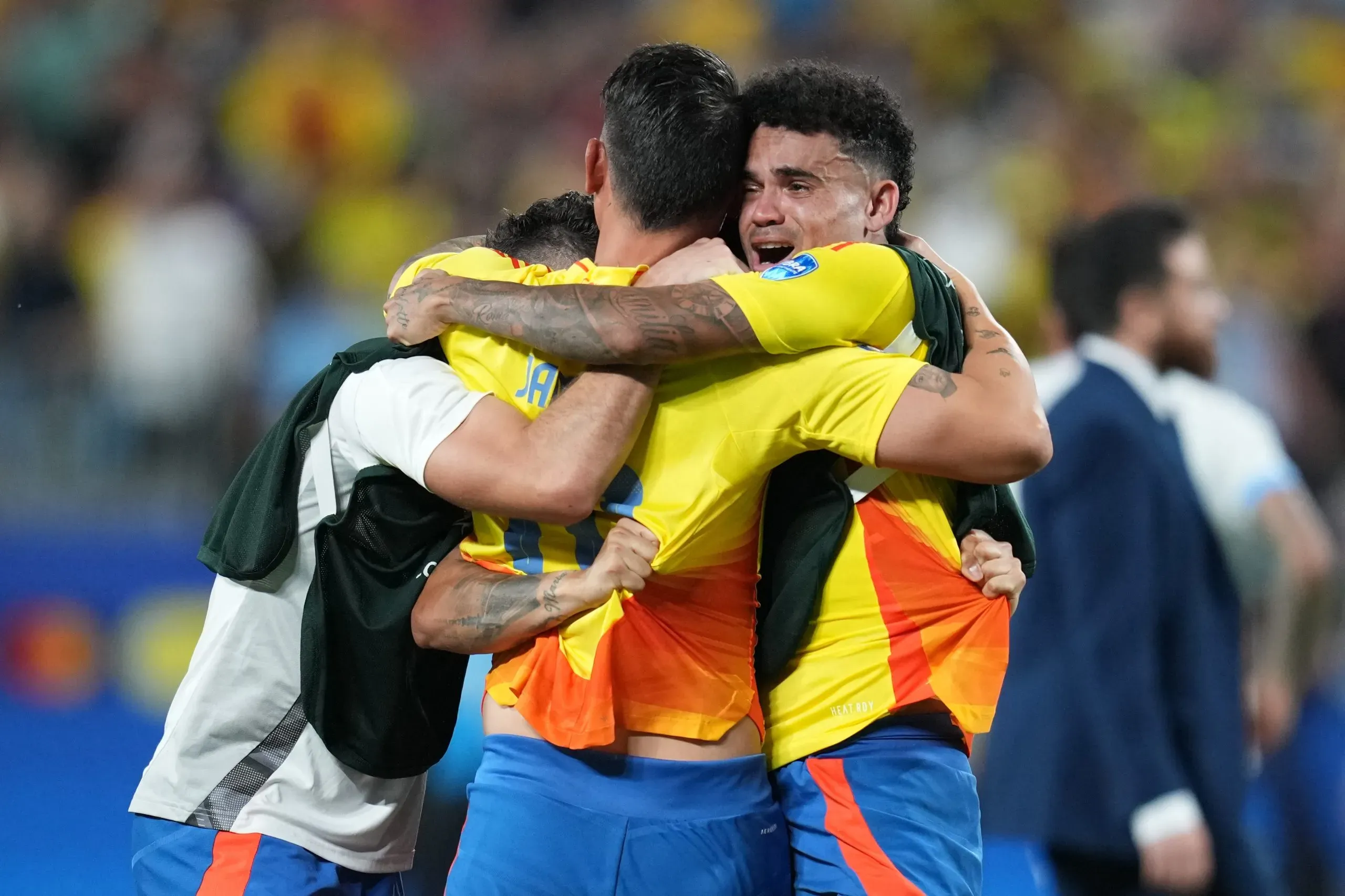 James Rodríguez e Luis Díaz de abraçam em classificação da Colômbia. Foto: Grant Halverson/Getty Images.