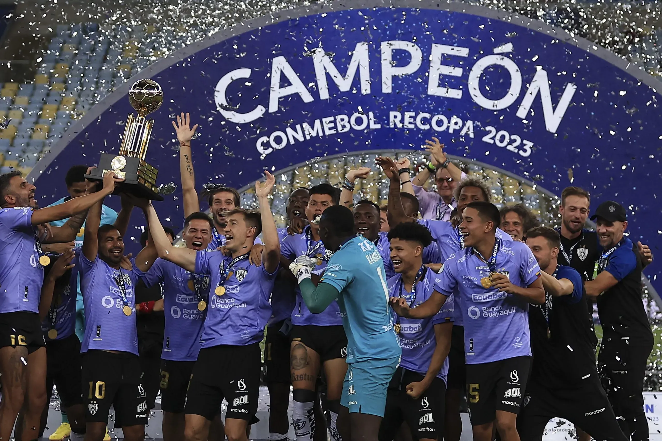 Independiente del Valle levantando a taça da Recopa. Foto: Buda Mendes/Getty Images.