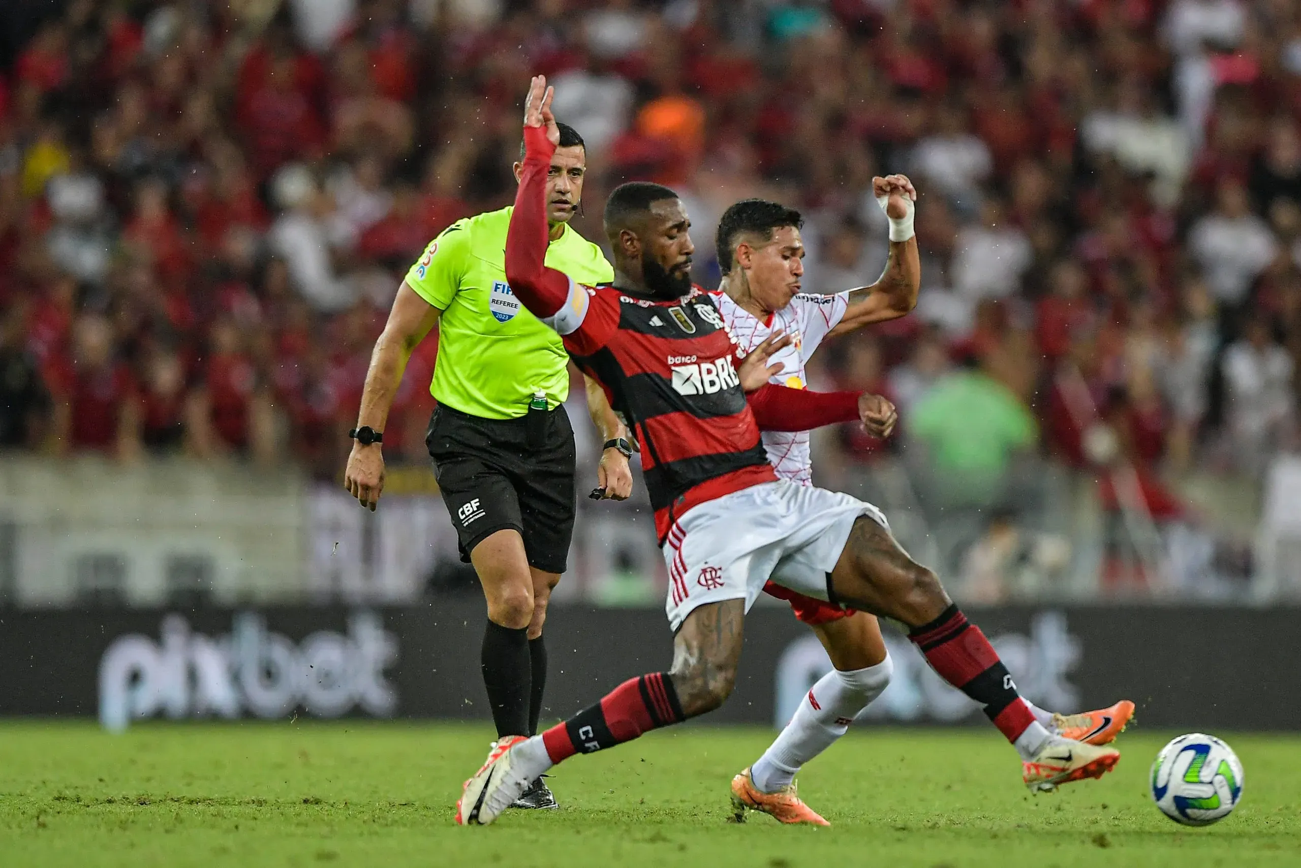 Duelo entre Flamengo e Bragantino em 2023, pelo Campeonato Brasileiro, no Maracanã. Foto: Thiago Ribeiro/AGIF