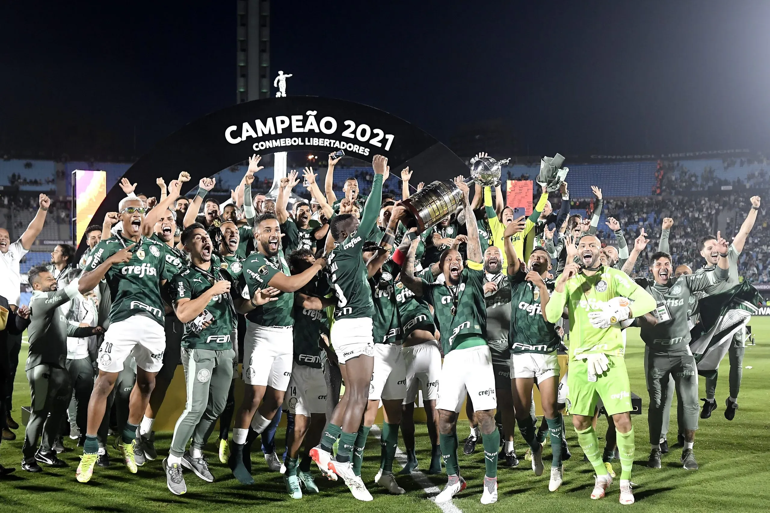 Jogadores do Palmeiras em 2021, no Estádio Centenário, levantando a taça de campeão da Libertadores. Foto: Agencia Gamba/Getty Images.