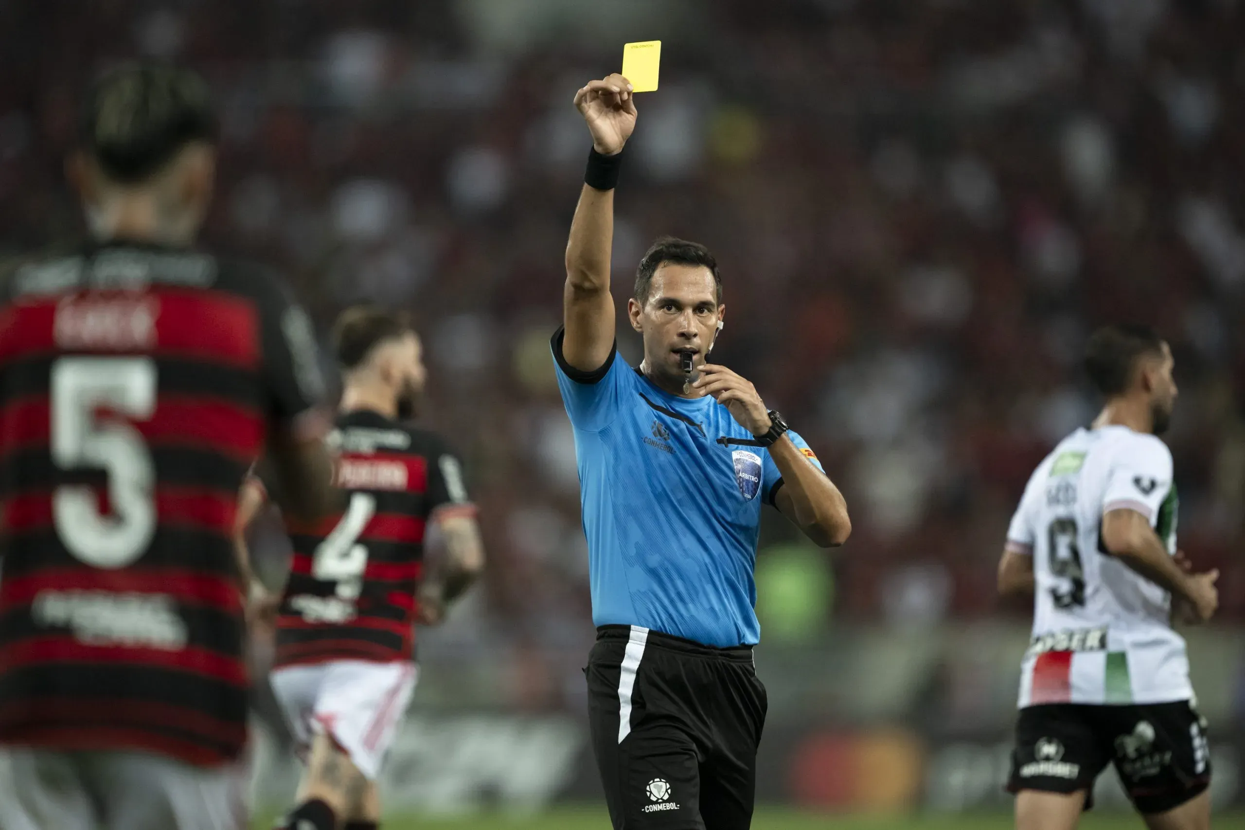 O arbitro Facundo Tello durante partida entre Flamengo e Palestino no estadio Maracana pelo campeonato Copa Libertadores 2024. Foto: Jorge Rodrigues/AGIF