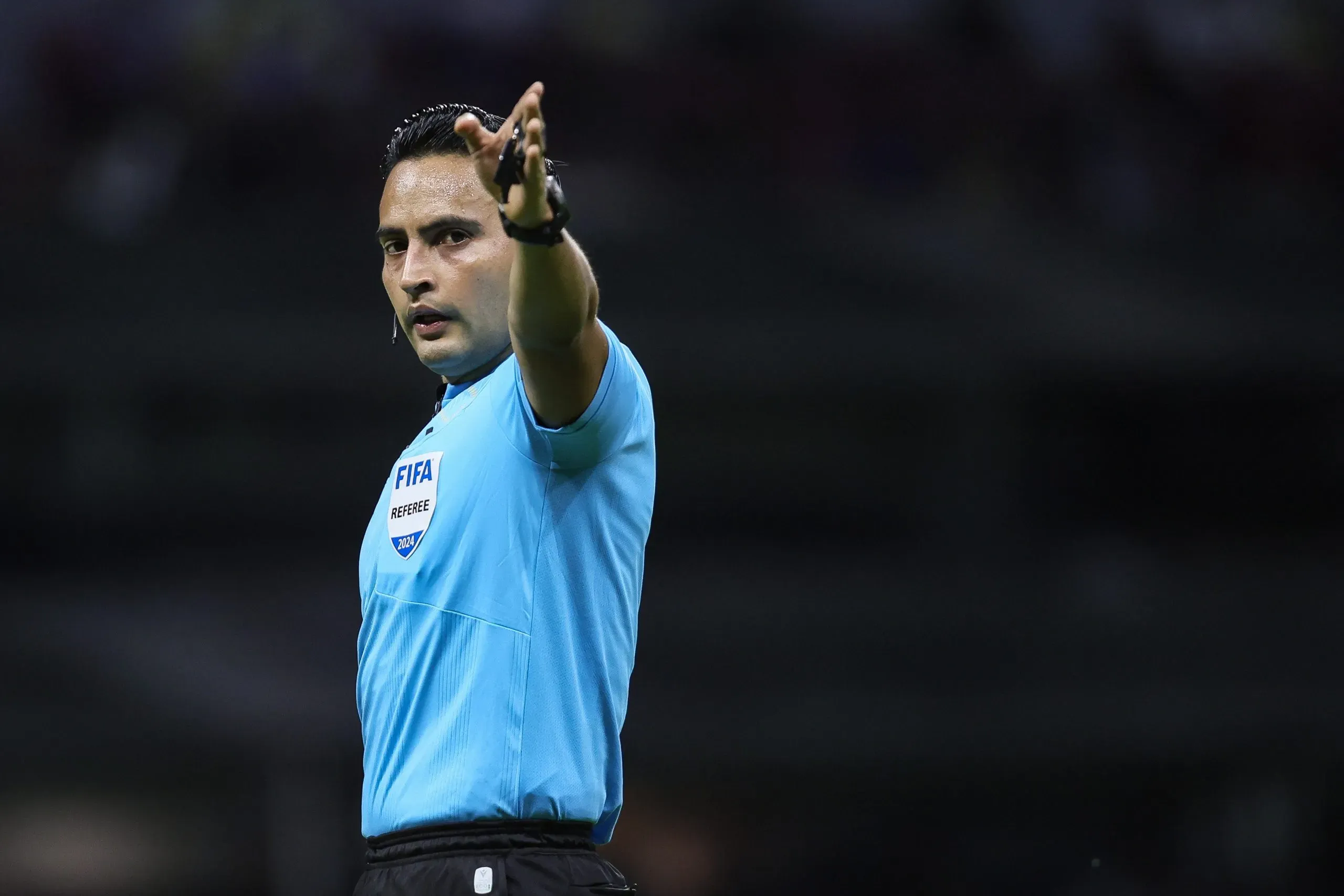 O árbitro Said Martinez. Foto: Manuel Velasquez/Getty Images)