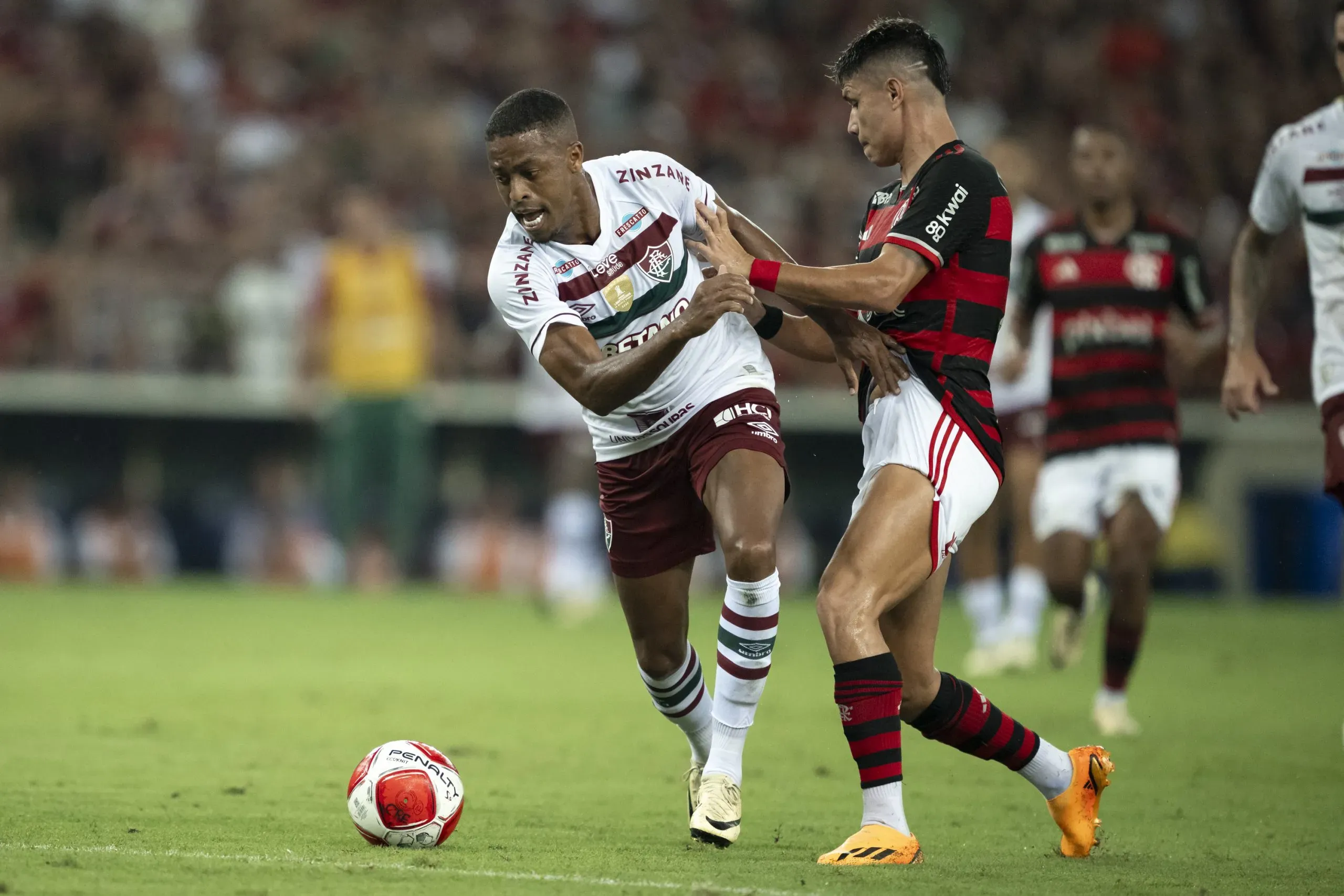 Luiz Araujo jogador do Flamengo disputa lance com Keno jogador do Fluminense durante partida no estadio Maracanã pelo campeonato Carioca 2024. Foto: Jorge Rodrigues/AGIF
