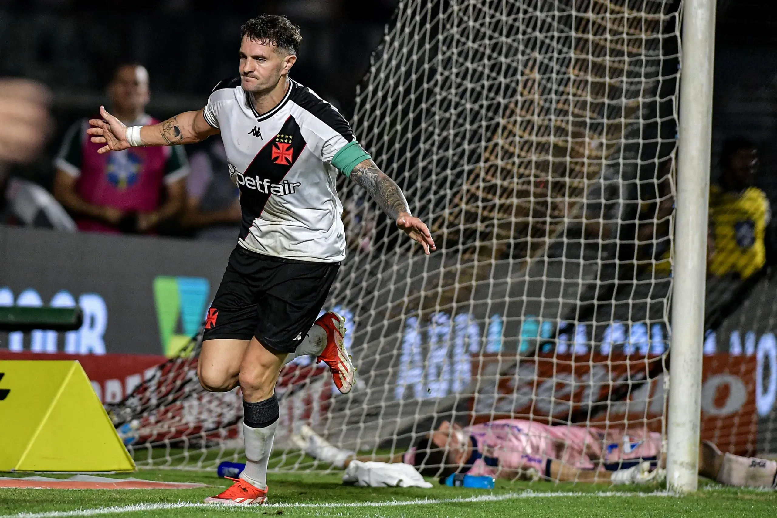 RJ - RIO DE JANEIRO - 03/07/2024 - BRASILEIRO A 2024, VASCO X FORTALEZA - Vegetti jogador do Vasco comemora seu gol durante partida contra o Fortaleza no estadio Sao Januario pelo campeonato Brasileiro A 2024. Foto: Thiago Ribeiro/AGIF