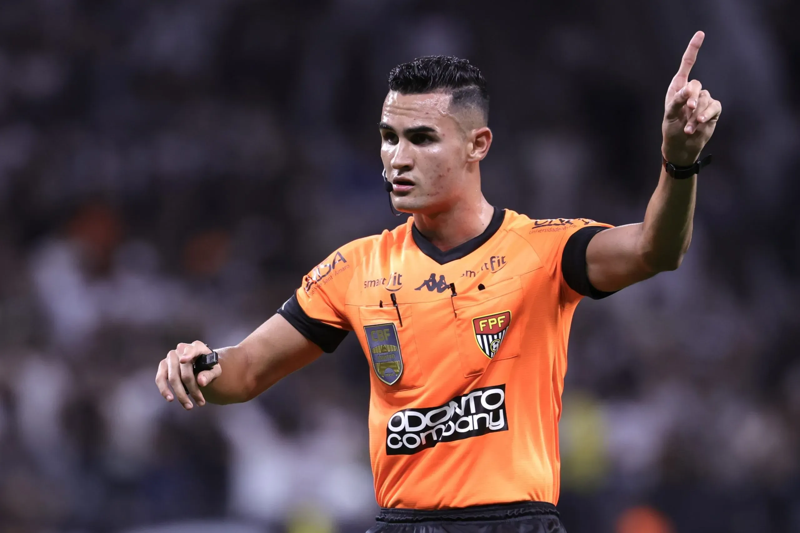 Árbitro Matheus Delgado Candançan durante partida entre Corinthians e Ponte Preta pelo Paulistão 2024. Foto: Marcello Zambrana/AGIF