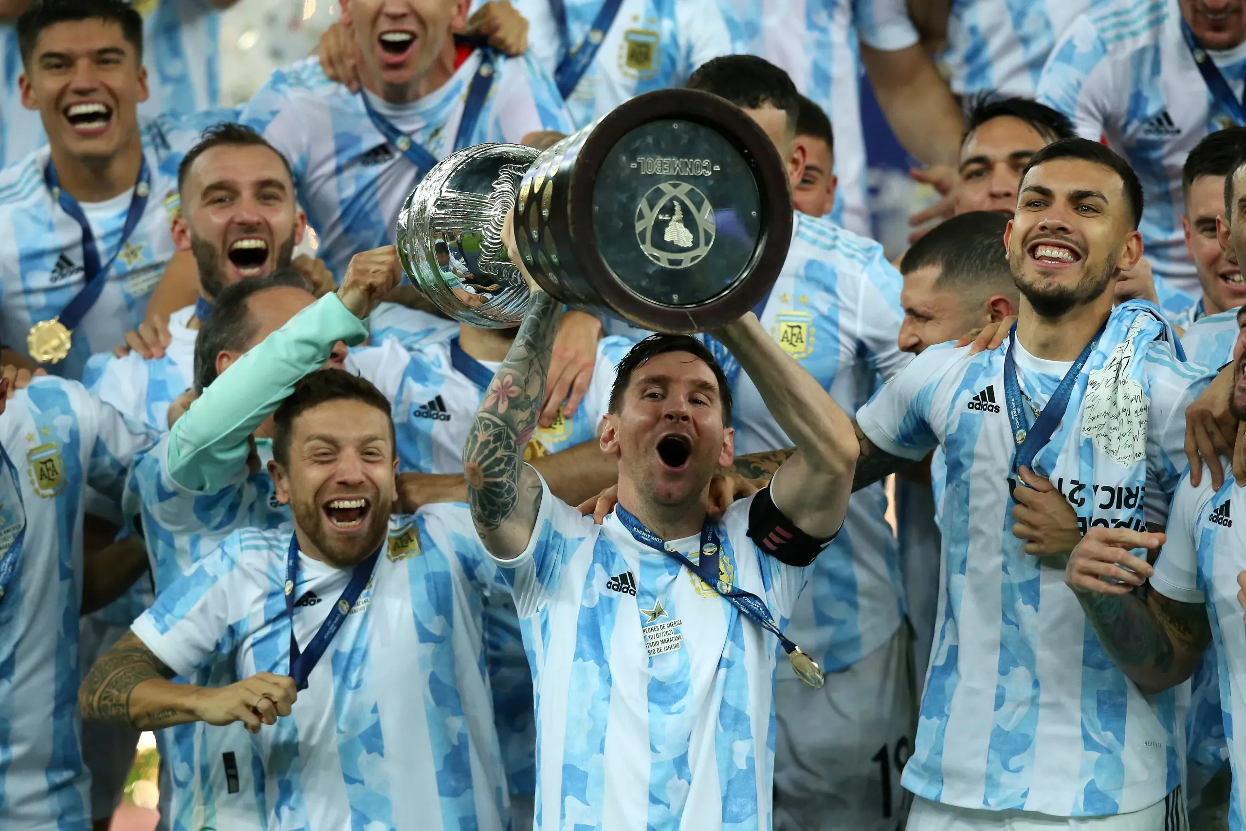 Argentina levanta troféu da Copa América em 2021 no estádio do Maracanã. Foto: Alexandre Schneider/Getty Images.