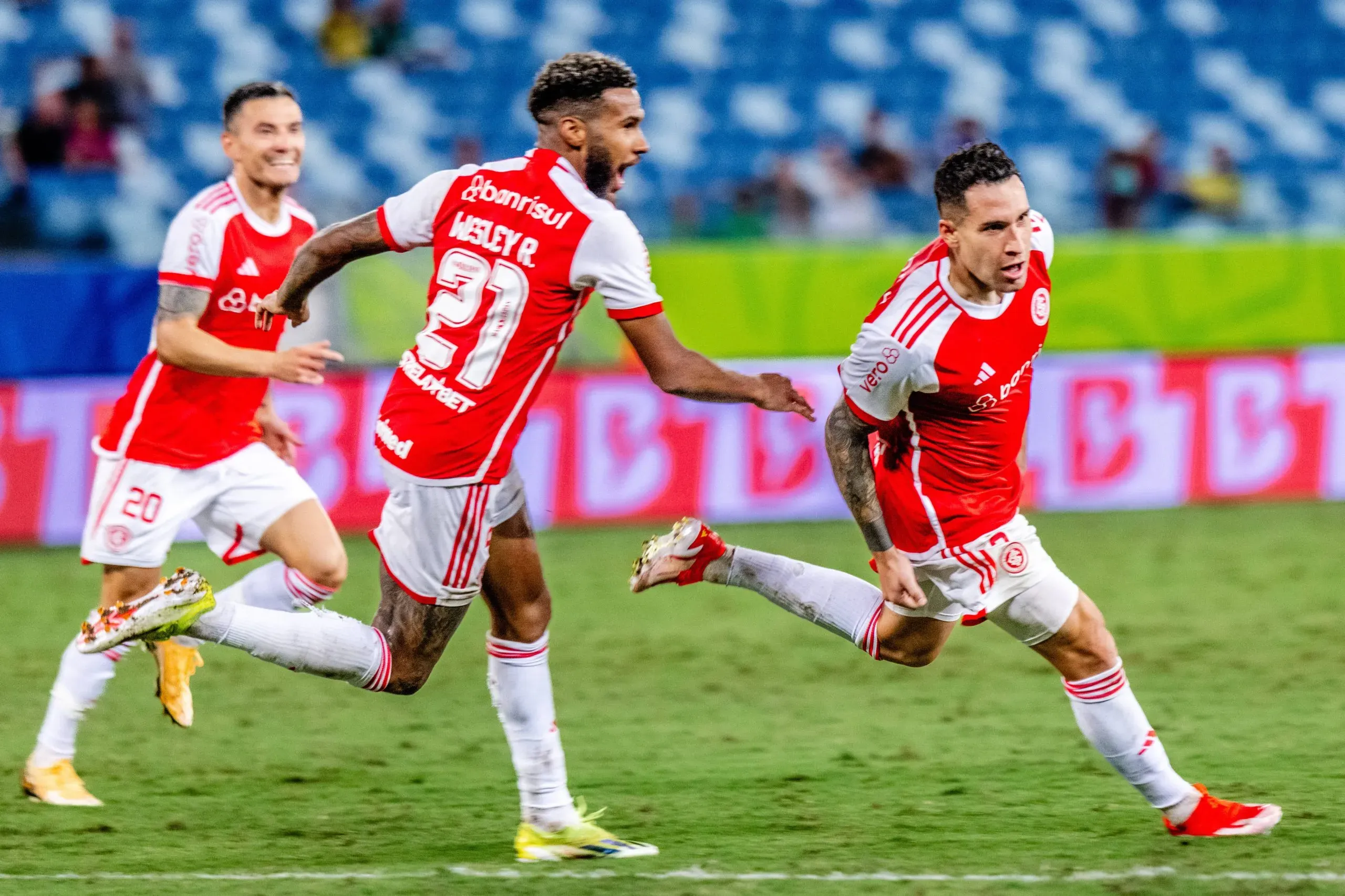 Hugo Mallo comemorando o gol da vitória diante do Cuiabá na Arena Pantanal. Photo: Francisco Alves/Fotoarena