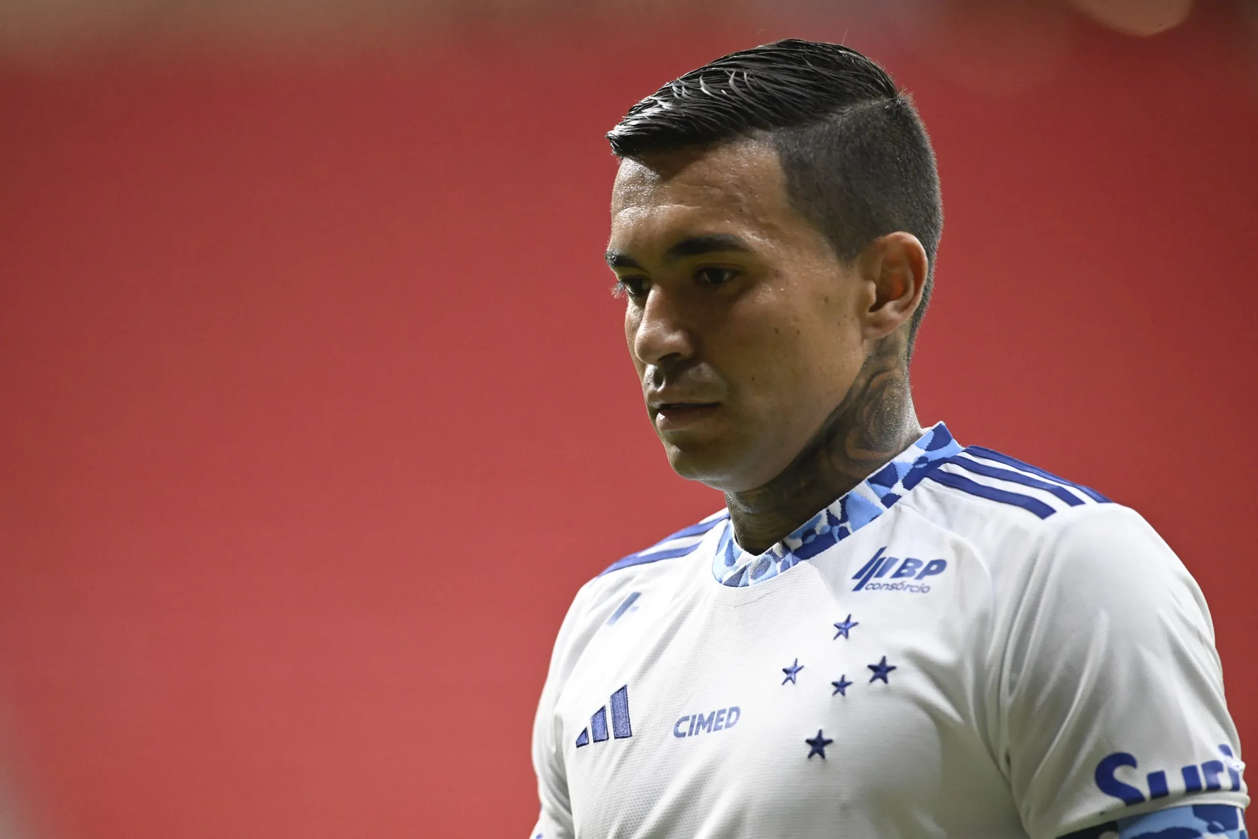 Dudu jogador do Cruzeiro durante partida contra o Athletic Club no estadio Mane Garrincha pelo campeonato Mineiro 2025. Foto: Mateus Bonomi/AGIF