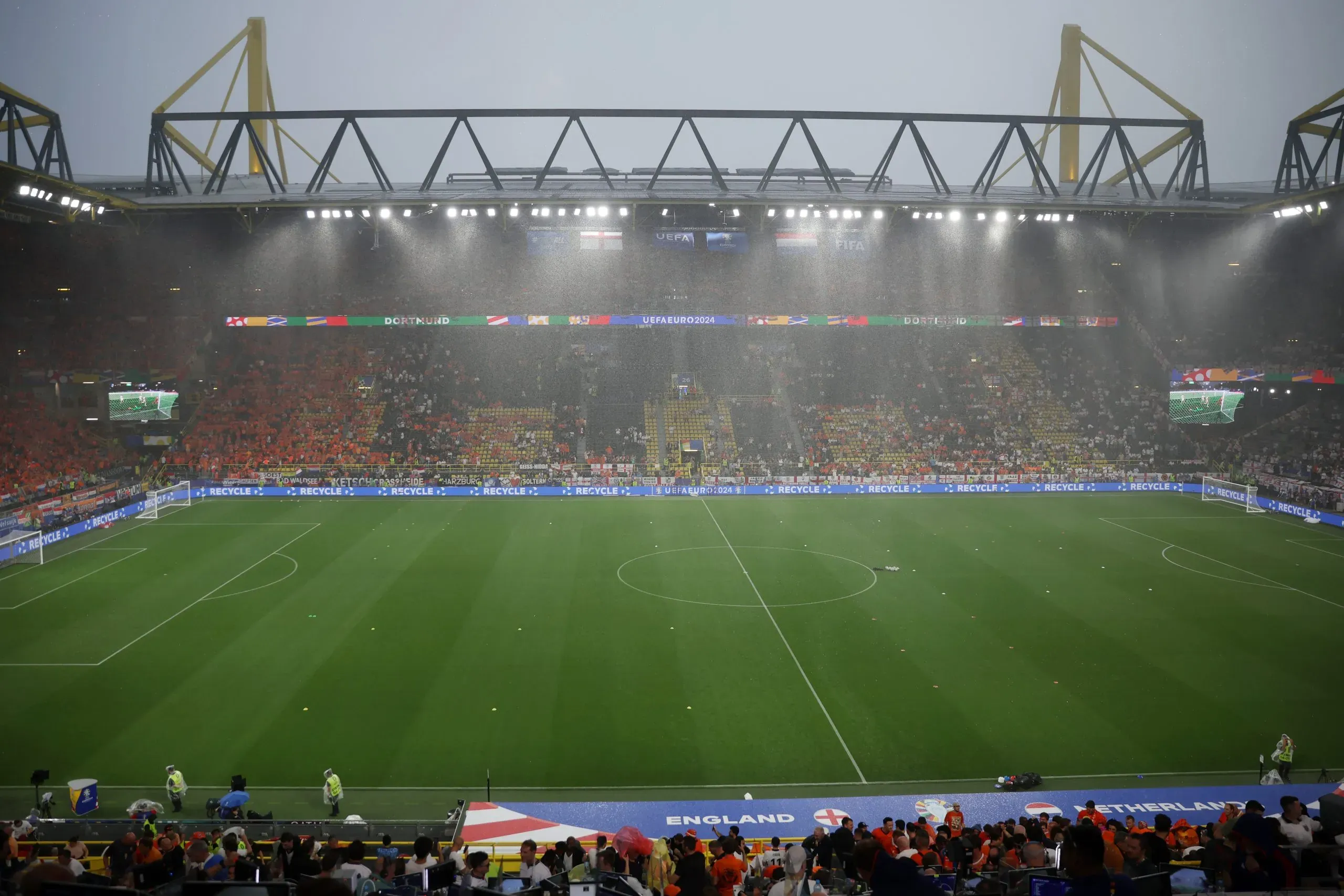 Uma imagem geral do estádio do Dortmund (Photo by Alex Grimm/Getty Images)