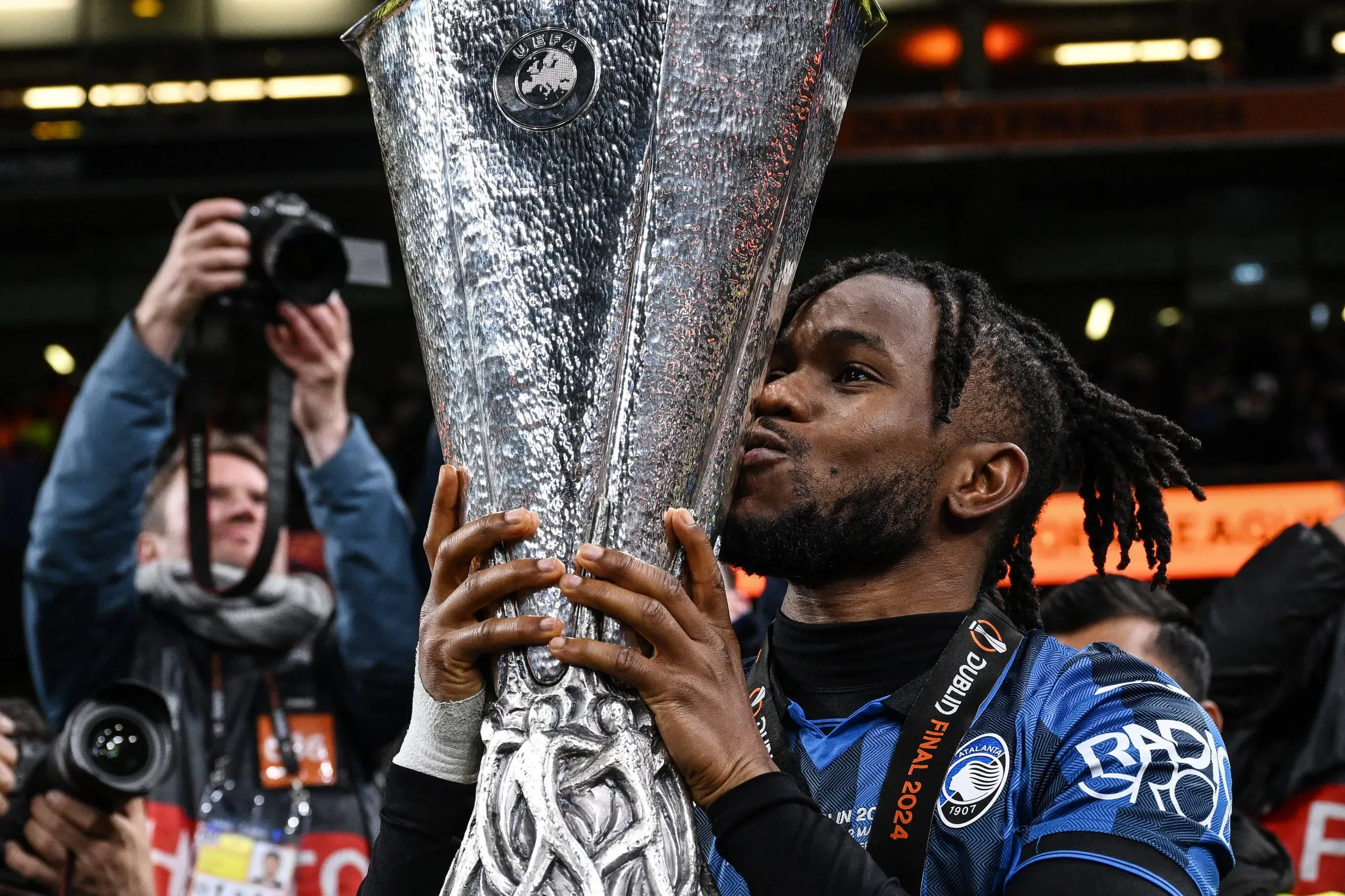 Lookman com a taça da Europa League, conquistada pela Atalanta. Foto: IMAGO.