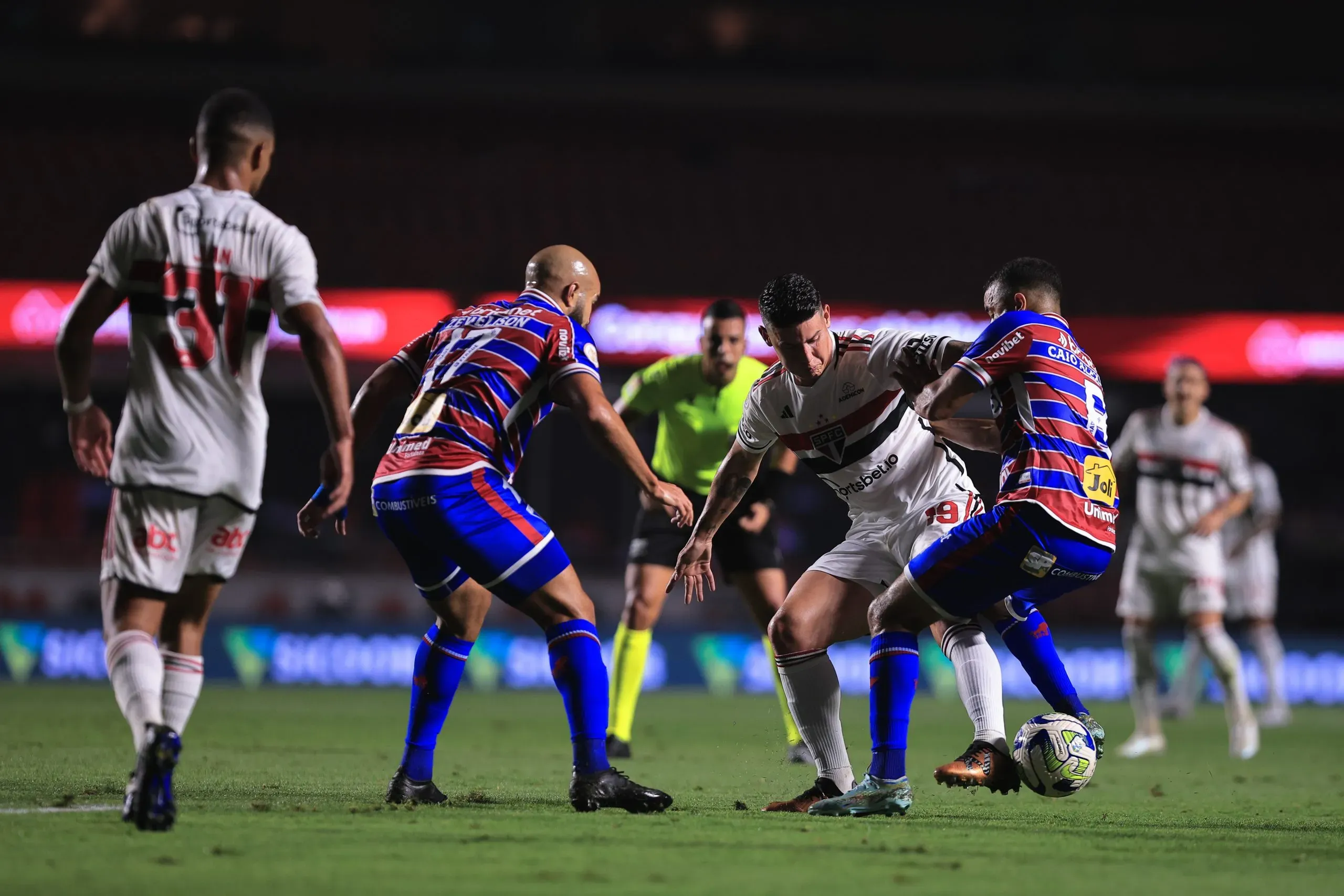 James disputa bola em jogo contra o Fortaleza. Foto: Ettore Chiereguini/AGIF