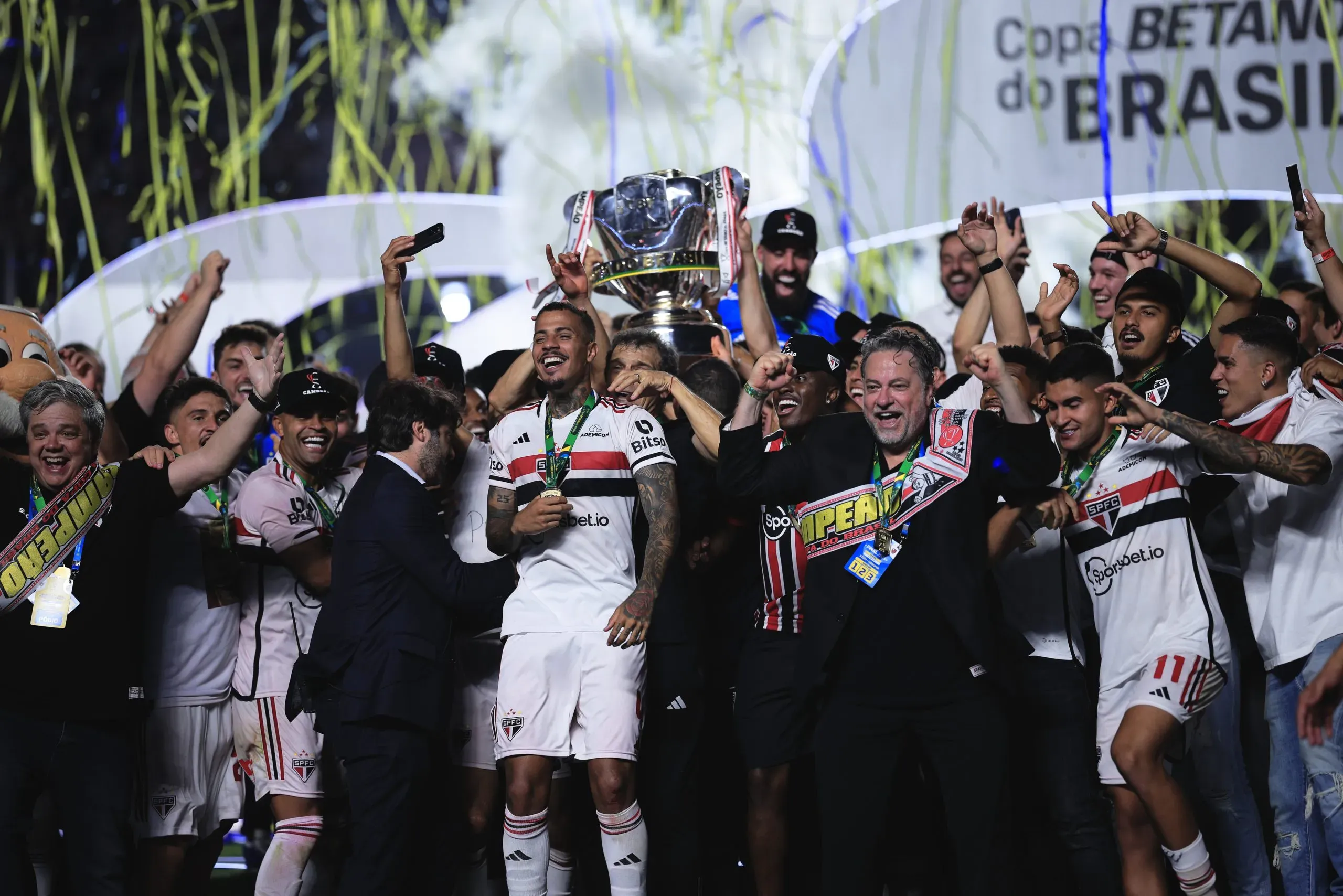 Los jugadores del Sao Paulo celebran su título de campeón durante una ceremonia de premiación tras la victoria ante Flamengo en un partido en el estadio Morumbi para decidir el campeonato de la Copa do Brasil 2023. Foto: Ettore Chiereguini/AGIF.