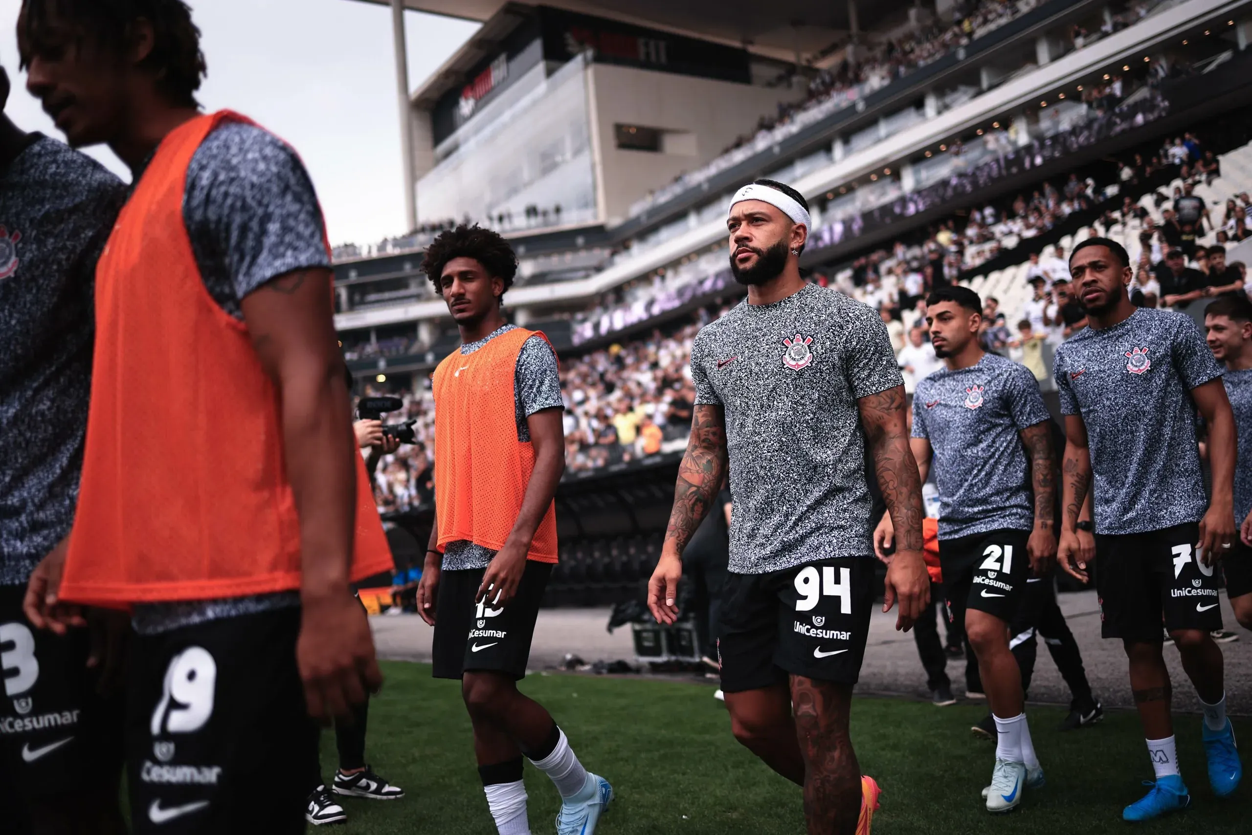 Memphis Depay entrando em campo para o aquecimento. Foto: Ettore Chiereguini/AGIF