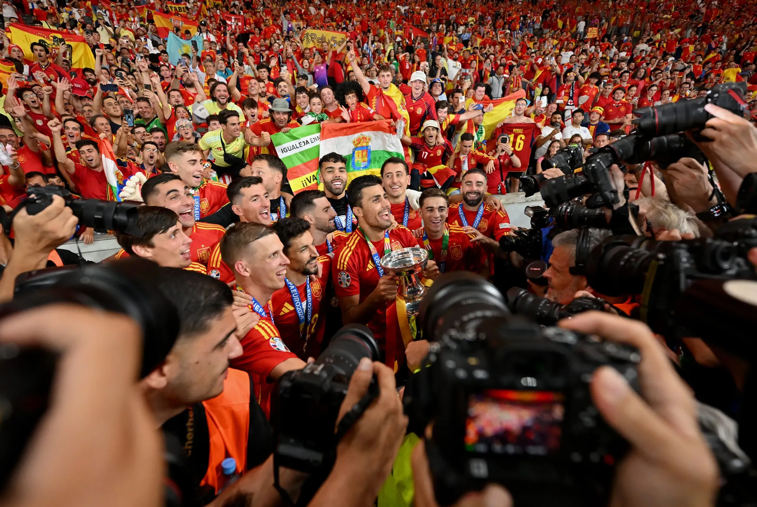 Rodri, capitão da Espanha, levanta a taça da Eurocopa. Foto: Dan Mullan/Getty Images.
