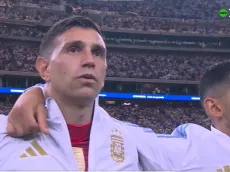 El gesto de Rodrigo De Paul y Dibu Martínez durante el himno en el partido entre Argentina y Ecuador por Copa América