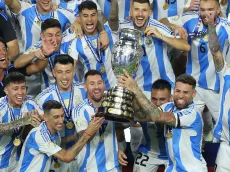 La actitud de Lionel Messi con Ángel Di María y Nicolás Otamendi al recibir el trofeo de la Copa América