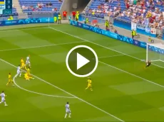 VIDEO | Thiago Almada la agarró atrás de mitad de cancha y convirtió un golazo para Argentina