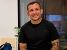 Vecchio vuelve a Unión Española y firmó su contrato ¡en la playa!