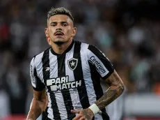 Tiquinho Soares surpreende e aparece no CT do Botafogo