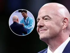 Infantino ‘rompe’ el protocolo por entregarle una medalla a Argentina