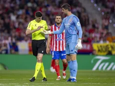 Se reanudó el clásico de Madrid tras la suspensión por botellazos de hinchas del Atlético a Courtois