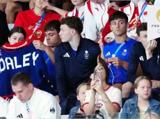 Captan a Tom Daley tejiendo mientras ve las competencias en París 2024