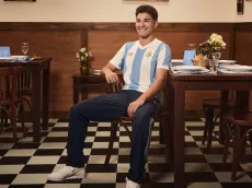 Julián Álvarez modeló la nueva camiseta de la Selección Argentina