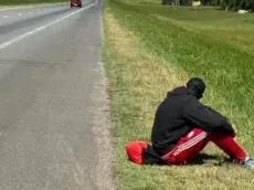 Micro varado, una foto viral en la ruta y el viaje por ver a River que se volvió odisea: esto es amor y sacrificio