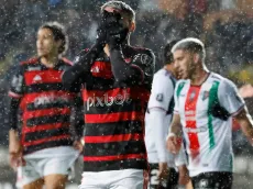 Hinchas de Flamengo aprietan a jugadores tras derrota con Palestino