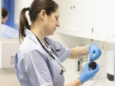 Ofrecen cargo de enfermero en Hospital del Salvador