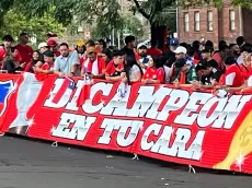 Banderazo: el picante lienzo de los hinchas de la Roja contra Argentina