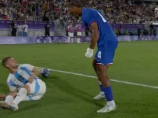 Defensa de Francia le celebra en la cara a un asustado argentino