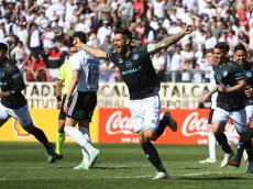 Joaquín Larrivey muestra su premio tras su hat-trick