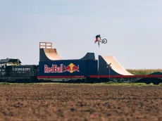 Increíble aventura: Ciclista viaja en bicicleta sobre tren