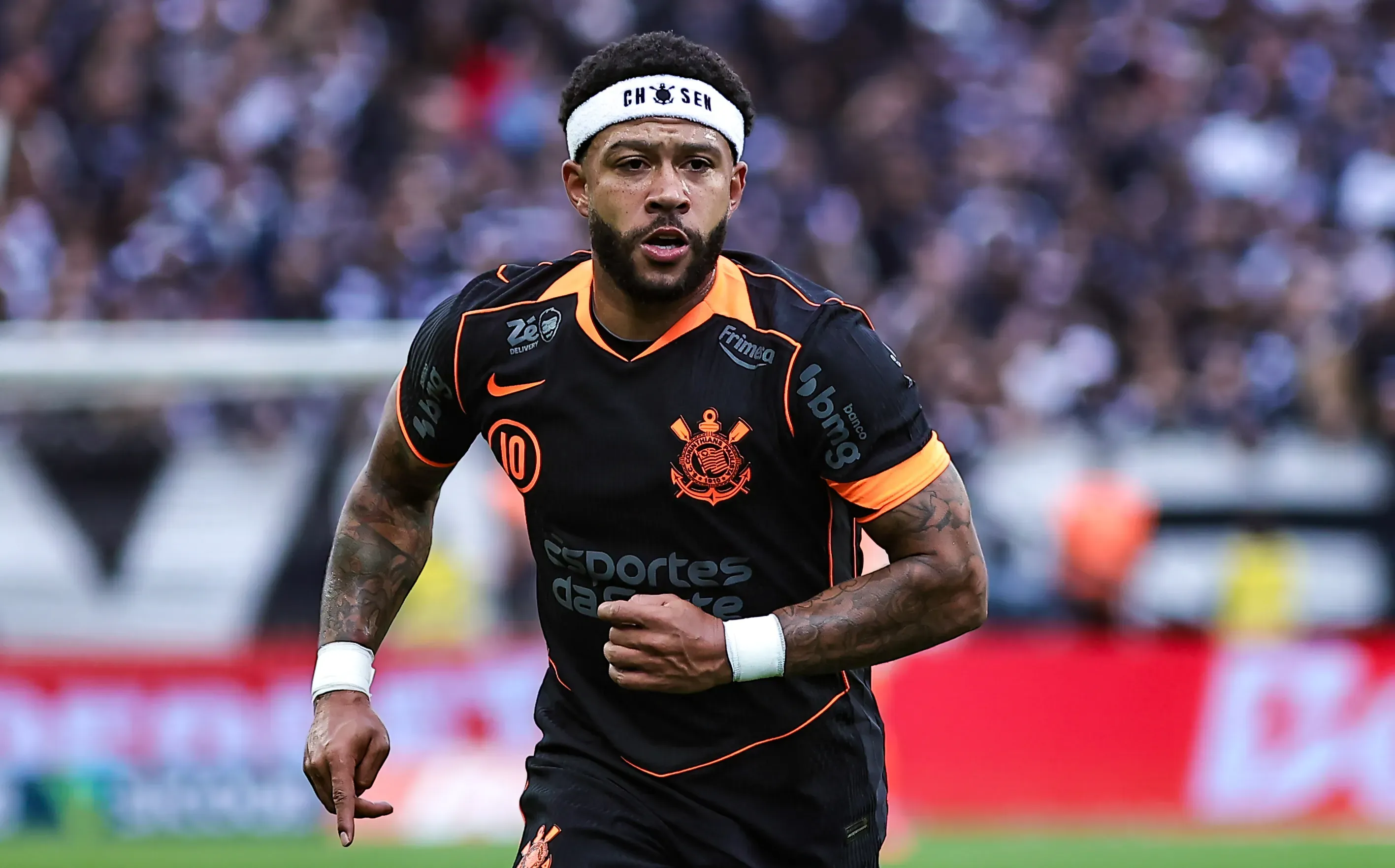 Memphis Depay jogador do Corinthians durante partida contra o Ceará no estadio Arena Corinthians pelo campeonato Brasileiro A 2025.    Foto: Fabio Giannelli/AGIF